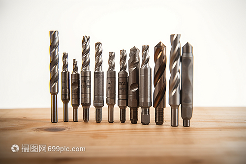 木桌上的鉆頭 金屬與木質(zhì)的奇妙邂逅